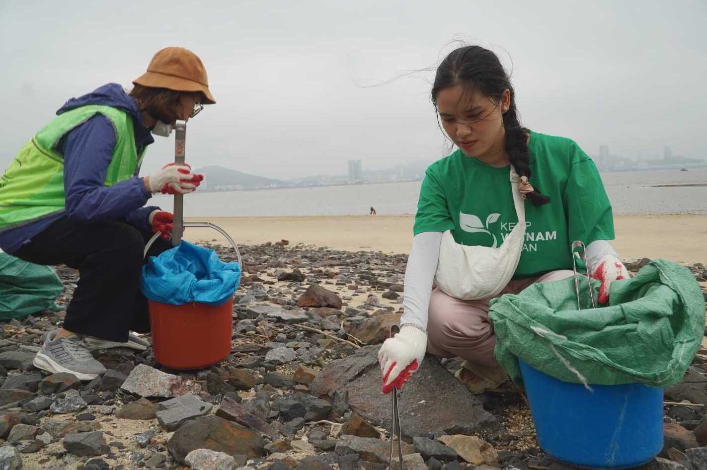 Los lideres verdes se unieron para limpiar 160 kilos de basura en la bahia de Halong. Imagen: El silencio