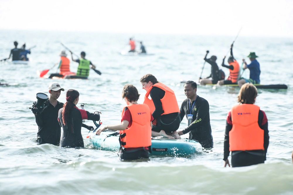 Da Nang volunteers diving into deep water to pick up trash and rescue coral. Photo: Tran Thi