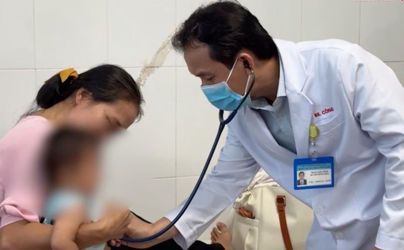 The prolonged heat, the number of children with respiratory and digestive diseases at Vinh Long General Hospital increased by more than 15%. Photo: Hoang Loc