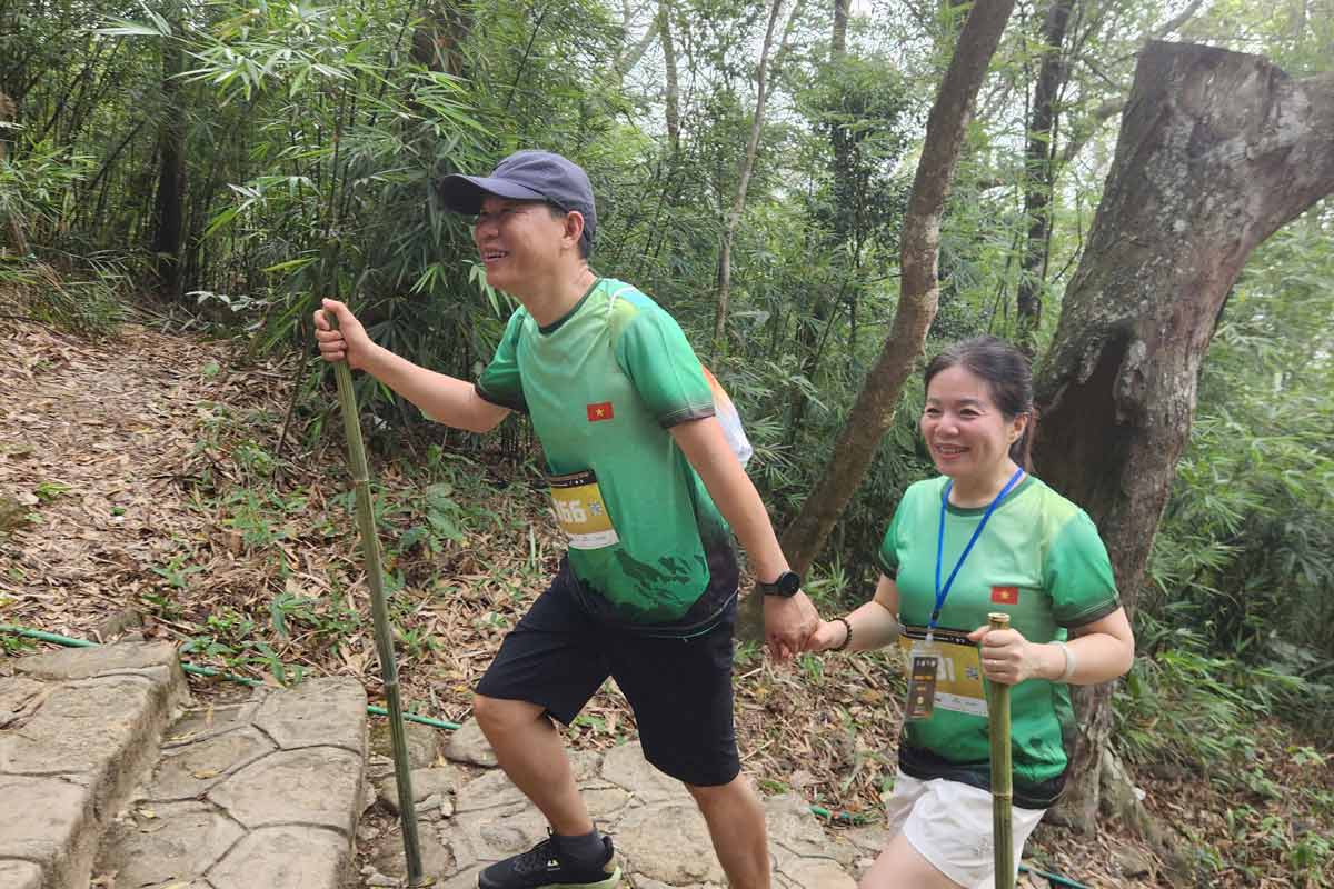 Dos atletas se llevan de la mano a la montaña Yuezhi. Imagen: El Renacimiento