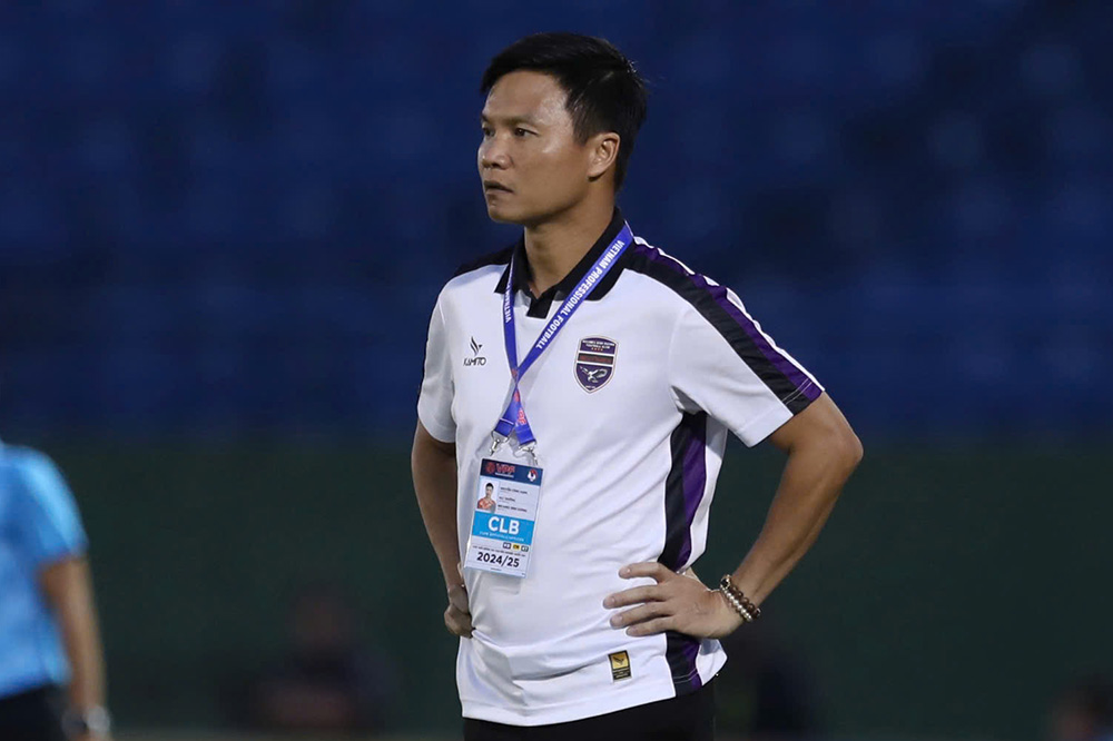 Coach Nguyen Cong Manh continues to lead Binh Duong after his intention to resign. Photo: Huu Pham