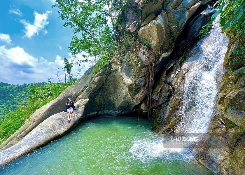 Visitantes de la piscina infinita en la cascada Huoi He, en la comuna de Na Nhan, en la ciudad de Dien Bien Phu. Imagen de la ciudad de Quang Da