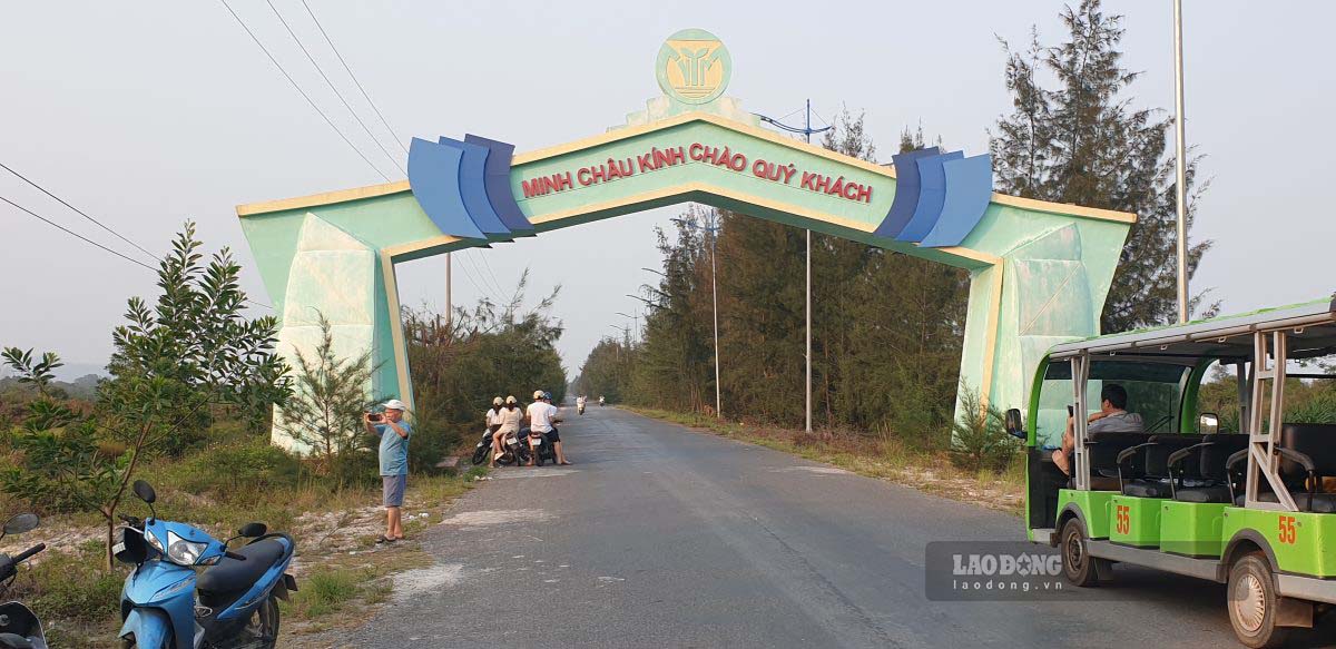 Road to Minh Chau island commune, Van Don district, Quang Ninh province. Photo: Nguyen Hung