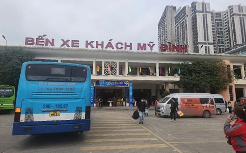 Bus stations and businesses proactively coordinate vehicles to serve during the April 30 - May 1 holiday. Photo: Minh Hanh