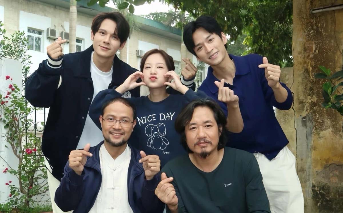 The Vice Principal of the University of Theatre and Cinema took a photo with the cast of "My Father stays". Photo: VFC.