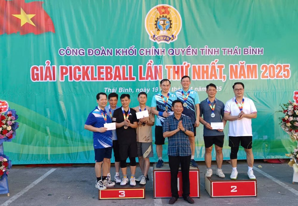 El Sr. Nguyen Hong Hieu, presidente de la Union de Cambio del Gobierno Provincial de Thai Binh, otorgo premios a los atletas para ganar el primer, segundo y tercer premio para las competiciones para lideres, departamentos y ramas. Foto: Ba Manh
