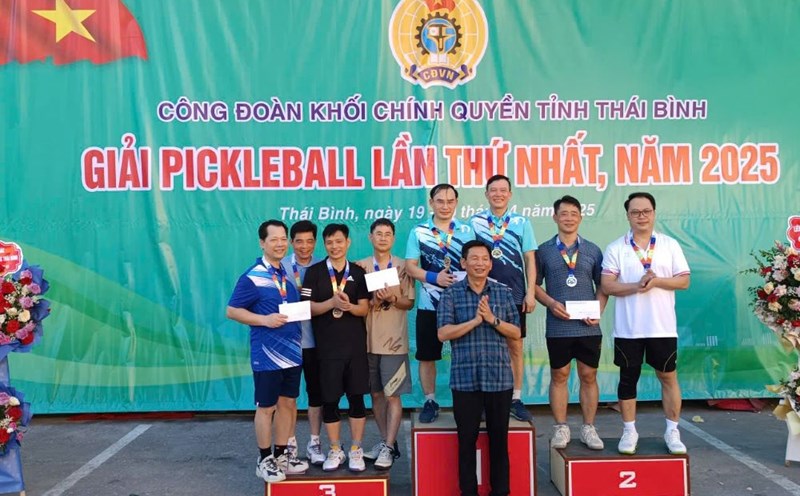 Mr. Nguyen Hong Hieu - Chairman of the Thai Binh Provincial Government Trade Union - awarded prizes to the first, second and third prize winning athletes in the competition for leaders of departments, branches and sectors. Photo: Ba Manh