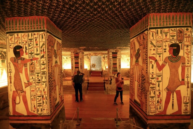 Khách du lịch đến thăm lăng mộ tại Ai Cập. Ảnh: Xinhua