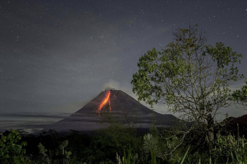 Un volcan en erupcion en el Marapi en Indonesia. Imagen de la agencia Xinhua