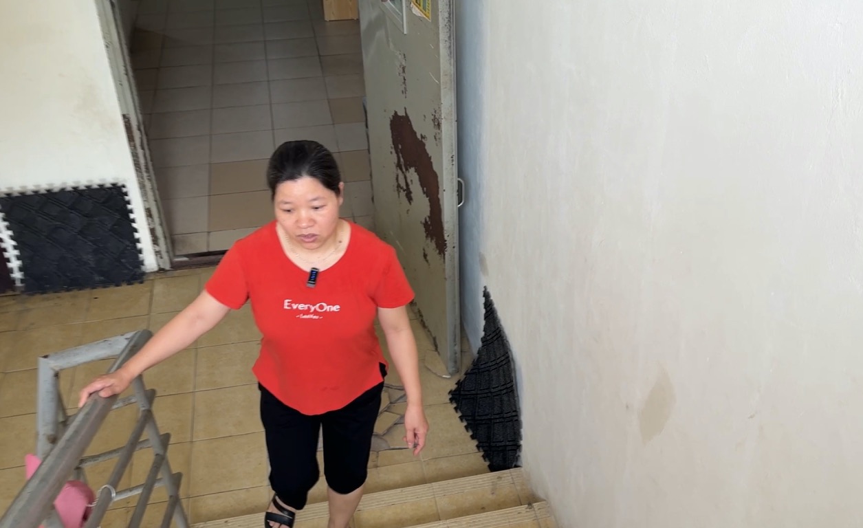 Worker Lam Thi Khanh, who lives on the 15th floor of CT1A building, has to climb the stairs every day to get around when both elevators are broken. Photo: Bao Han