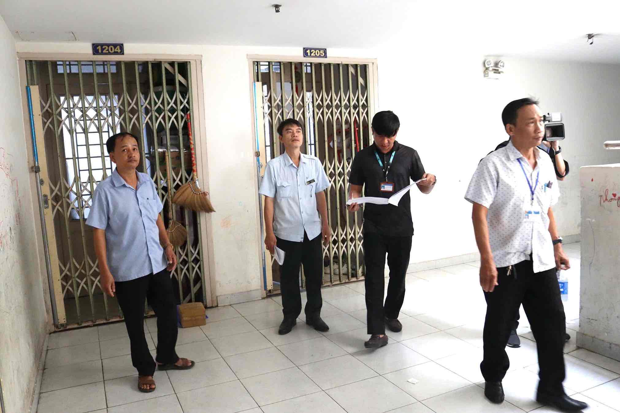 Inspector del Departamento de Construccion de Dong Nai inspecciono el bloque de viviendas sociales A2, distrito de Quang Vinh, distrito de Bien Hoa, Dong Nai. Imagen de la HAC