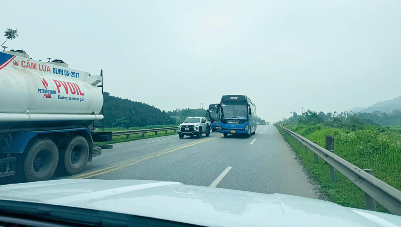 Chiếc xe khách vượt ẩu trên cao tốc Nội Bài - Lào Cai. Ảnh: Người dân cung cấp