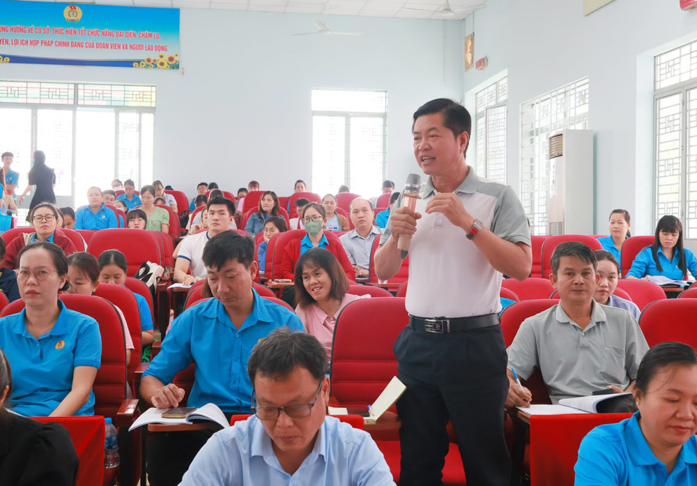 The trainees are discussing some difficulties and problems in practice at enterprises in Tay Ninh. Photo: Huy Dung