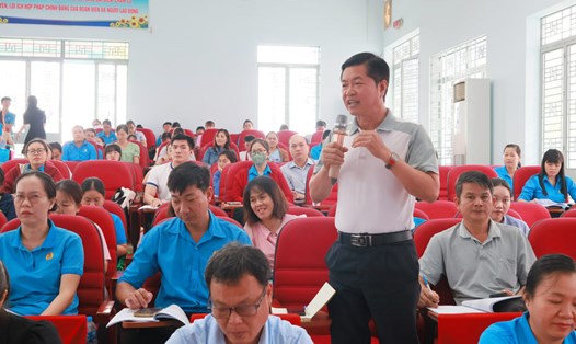 Các học viên đang trao đổi một số khó khăn, vướng mắc trong thực tiễn tại doanh nghiệp ở Tây Ninh. Ảnh: Huy Dung