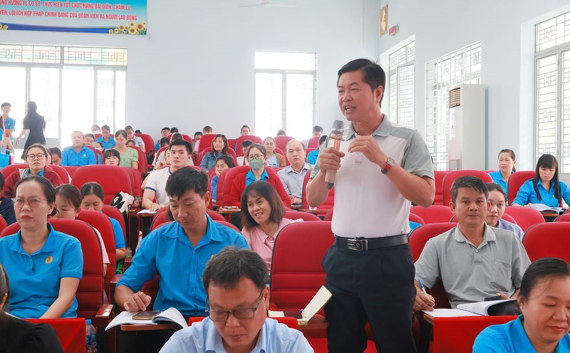 The trainees are discussing some difficulties and problems in practice at enterprises in Tay Ninh. Photo: Huy Dung