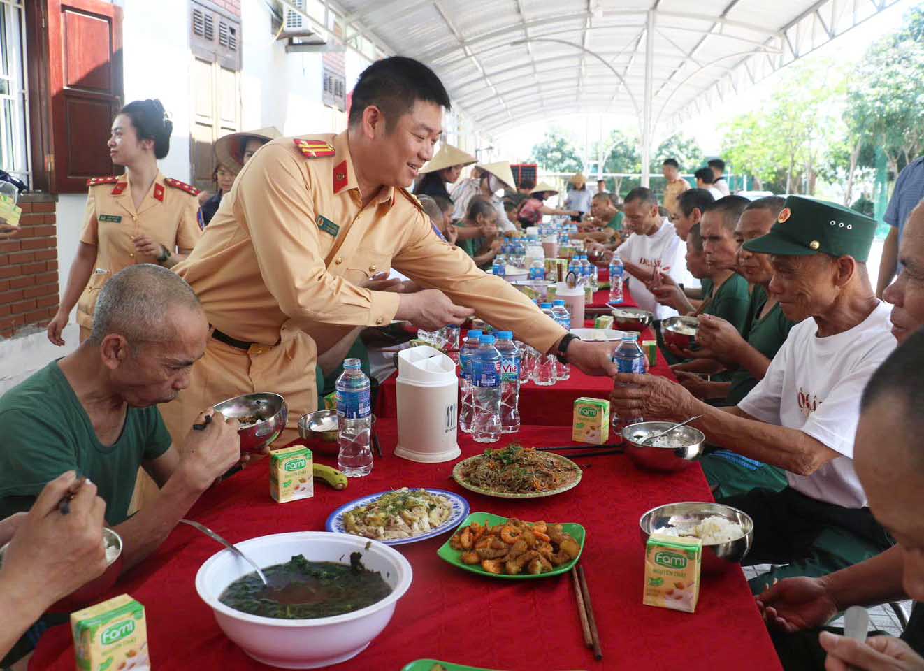 Los oficiales de la Sala de Seguridad de la CSGT sirven a mano el almuerzo a los heridos. Imagen de la pagina web de ANH