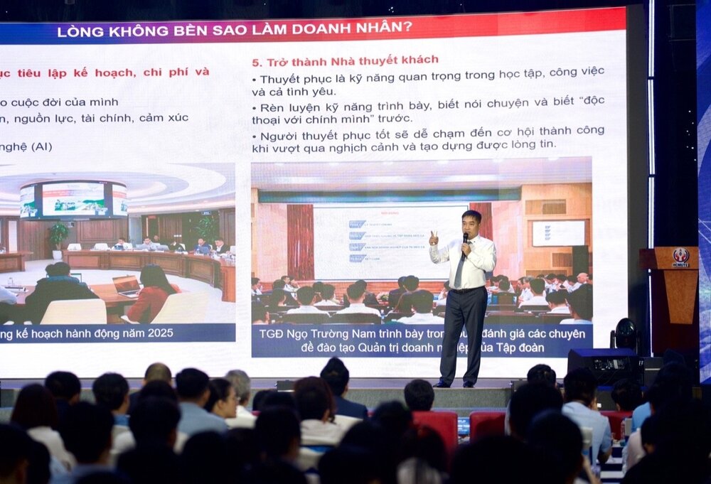 Chu tich Tap doan Deo Ca chia se tai dien dan Cam hung khoi nghiep tu cac doanh nhan. Anh: Chi Hung