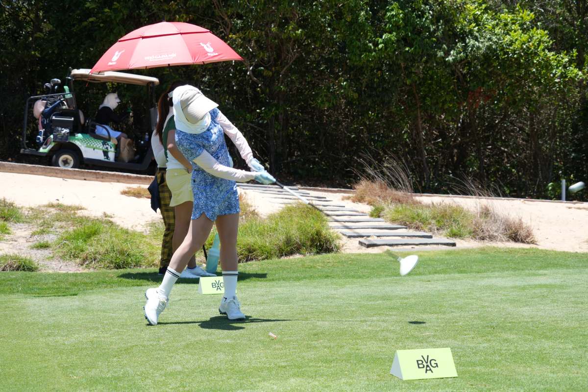 Un gofler que compite en el Campeonato de golf de la provincia de Ba Ria - China Expandido en 2025. Imagen de la ciudad de An