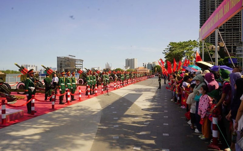 People watch the artillery soldiers on the prowl to serve the 30/4 festival. Photo: Anh Tu