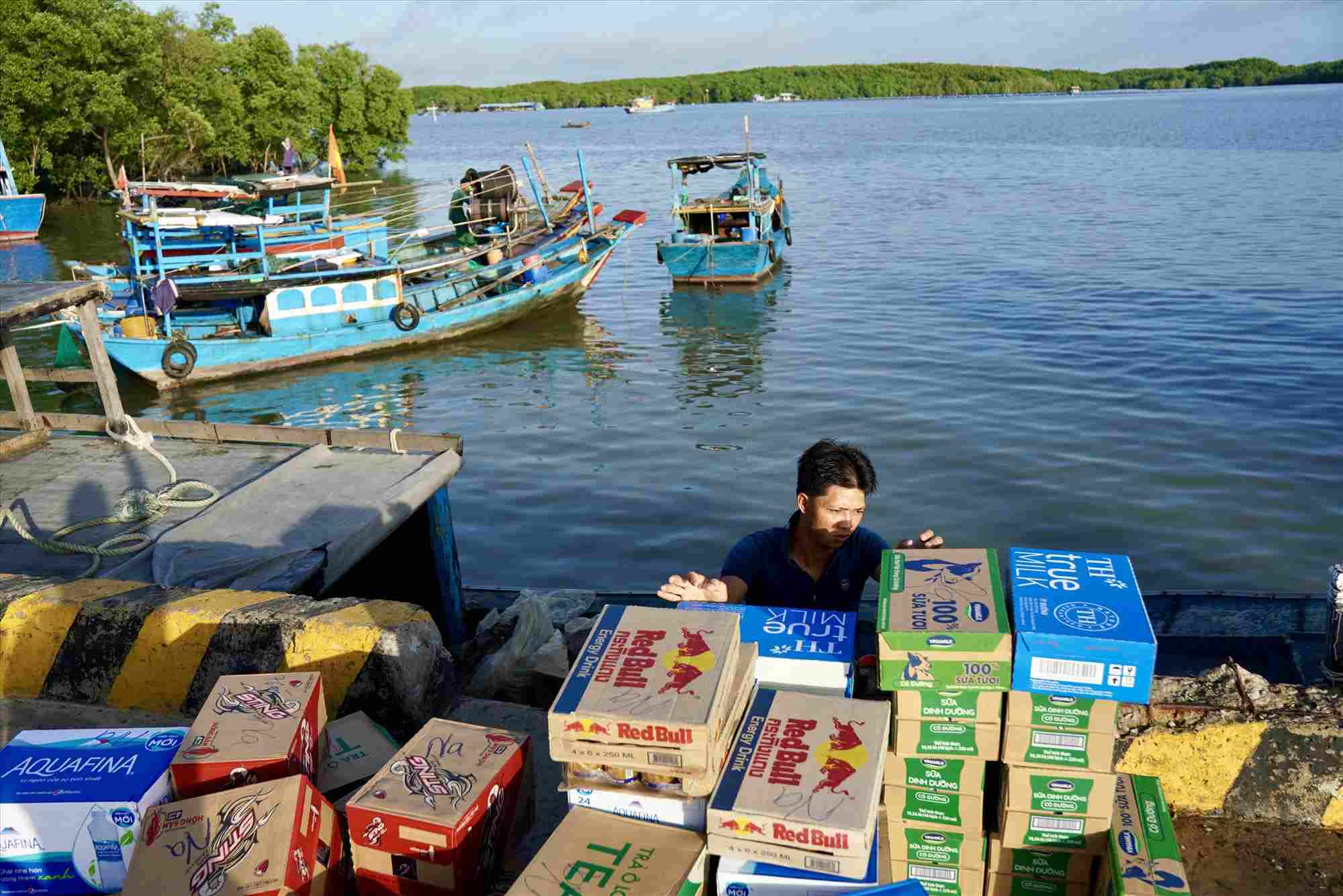 Do xa dao Thanh An nam o vi tri biet lap nen viec van chuyen hang hoa deu thong qua duong thuy. Anh: Huu Chanh