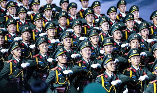 Hợp luyện diễu binh tại trung tâm TPHCM, tối 18.4. Ảnh: Thanh Vũ