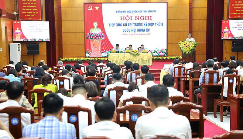 El ministro de Agricultura y Medio Ambiente, Do Do Duc Duy, y la delegacion de la Asamblea Nacional de Yen Bai se reunieron con los votantes. Imagen de la pelicula