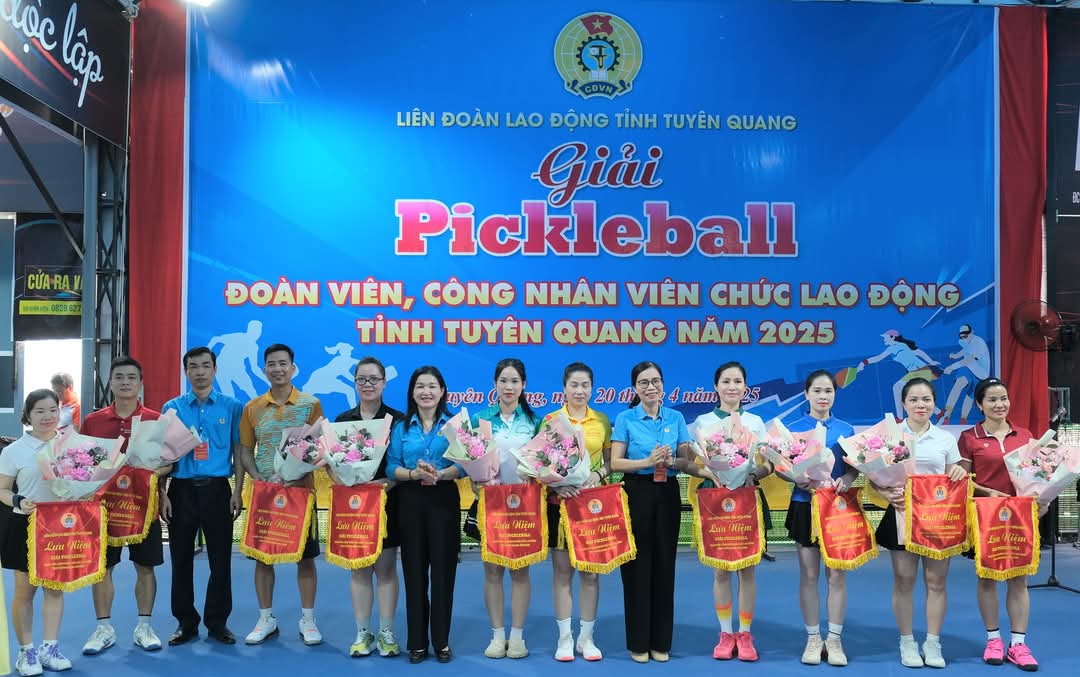 El equipo de la Liga de Campeones inaugura el torneo de Pickleball. Foto: El equipo de la Liga de Campeones