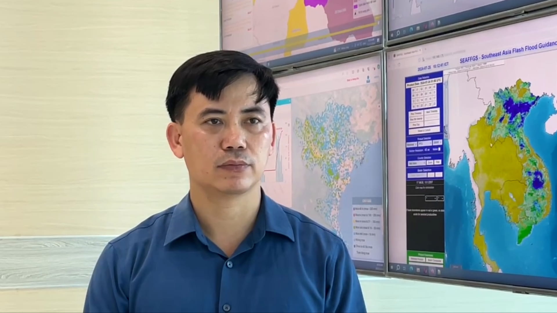 Mr. Nguyen Van Huong - Head of Weather Forecast Department, National Center for Hydro-Meteorological Forecasting - spoke about level 12 storm information. Photo: An An