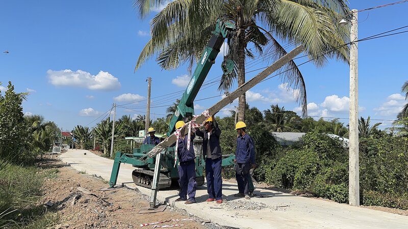 Relocate 38 electric poles blocking the road to make room for joy. Photo: Hoang Loc