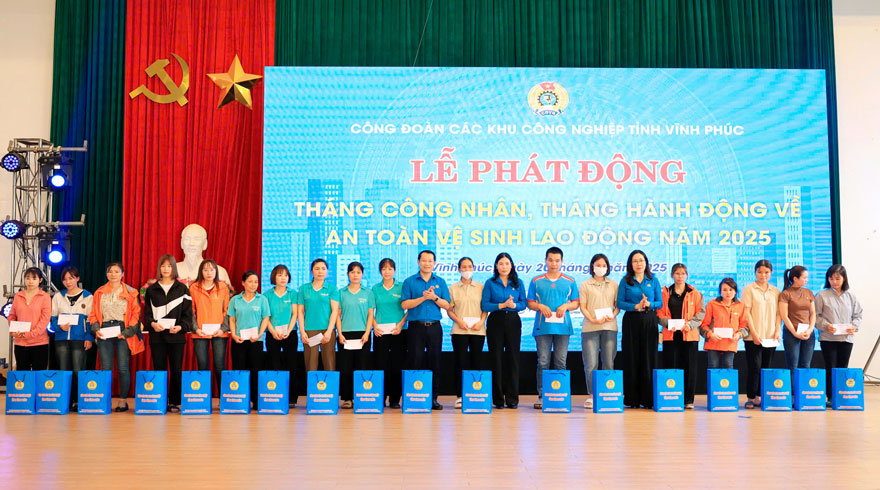 Leaders of the Vinh Phuc Provincial Labor Federation presented gifts to workers in difficult circumstances. Photo: Kim Ly