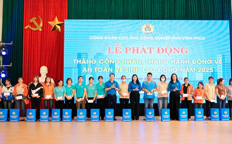 Leaders of the Vinh Phuc Provincial Labor Federation presented gifts to workers in difficult circumstances. Photo: Kim Ly