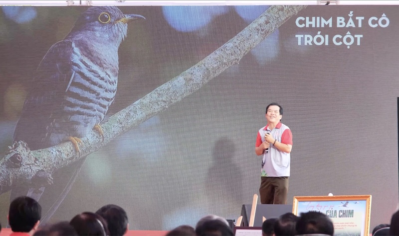 Es interesante ver al hombre que hace sonar muchos pajaros salvajes