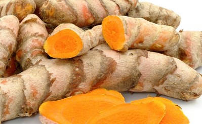 Herbs such as turmeric... contain antioxidants, anti-inflammatory and melanin production inhibitors, thereby helping the skin to be bright, healthy and even in color. Photo: Kieu Vu.