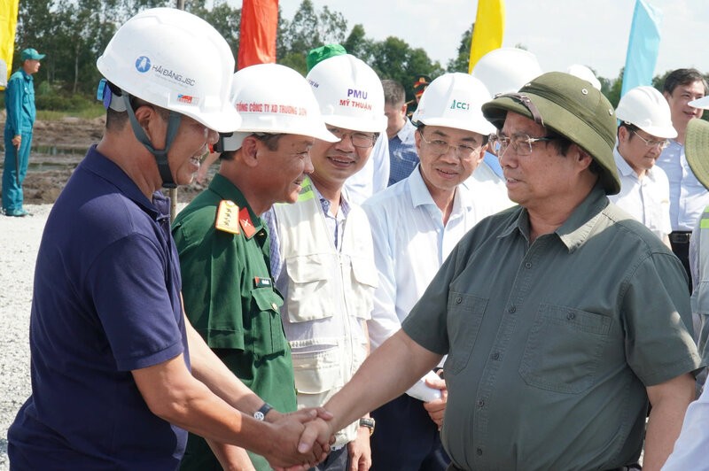Prime Minister Pham Minh Chinh inspected the construction of the Can Tho - Ca Mau expressway on the afternoon of April 20. Photo: Nhat Ho