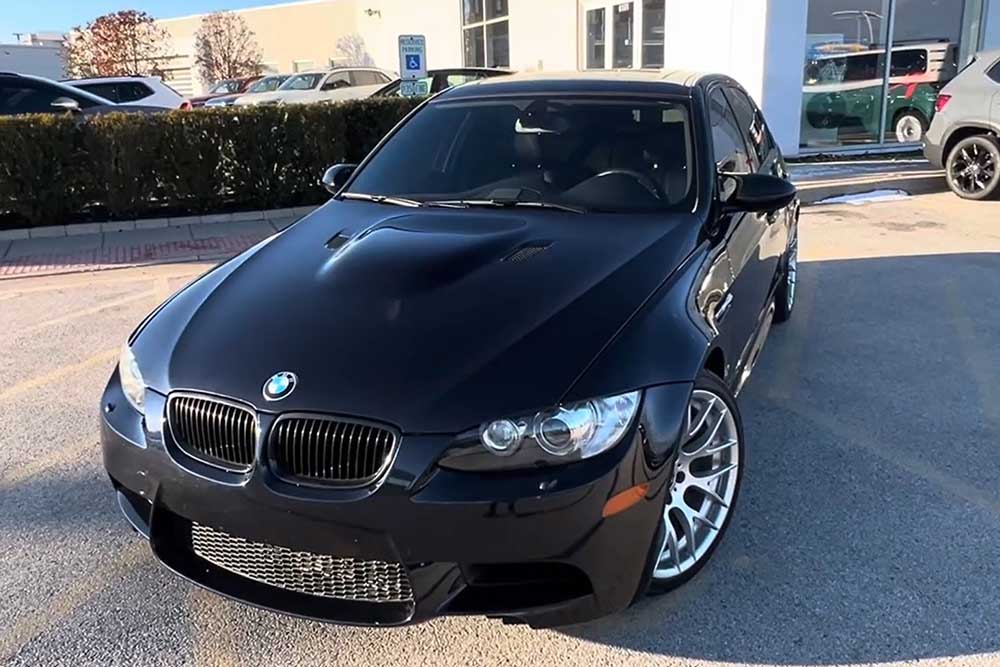 Muchos modelos de sedan baratos pueden dar velocidades bastante altas. Lo corto de un video