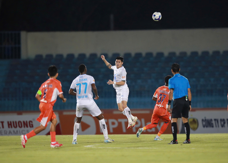 Nam Dinh leads the V.League 2024-2025 group after round 19. Photo: NDFC