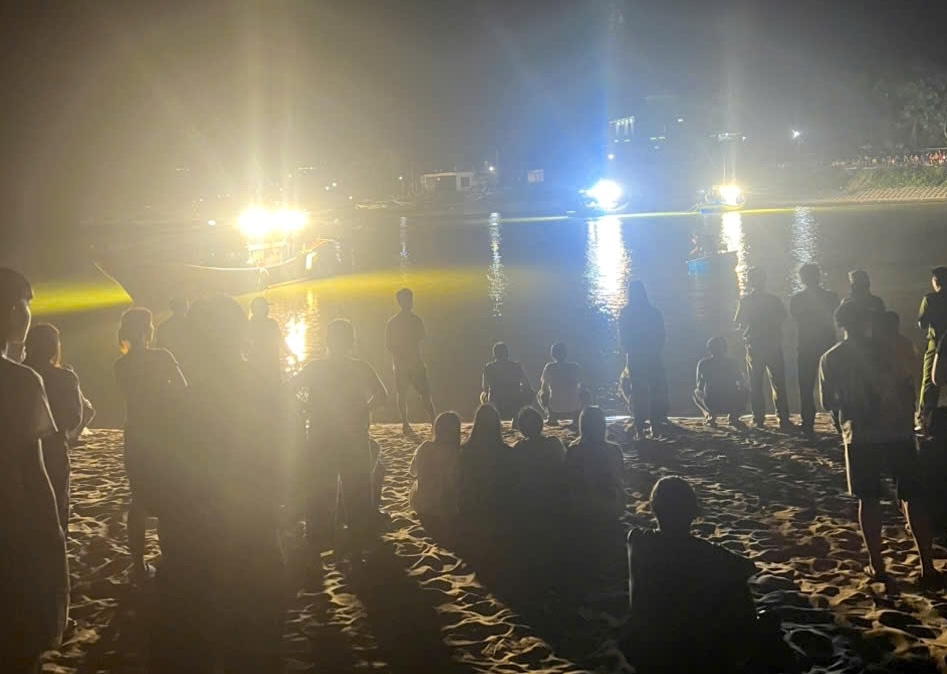 The authorities and local people are searching for the two missing students. Photo: Nhat Ha