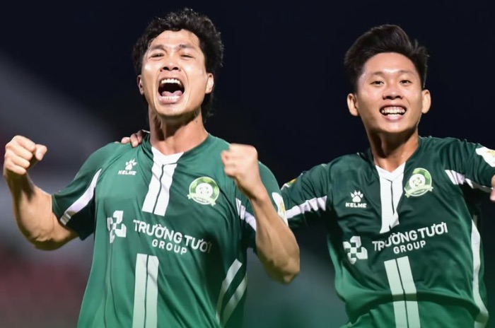 Cong Phuong (left) scored 2 goals to help Binh Phuoc beat Hoa Binh. Photo: Binh Phuoc FC