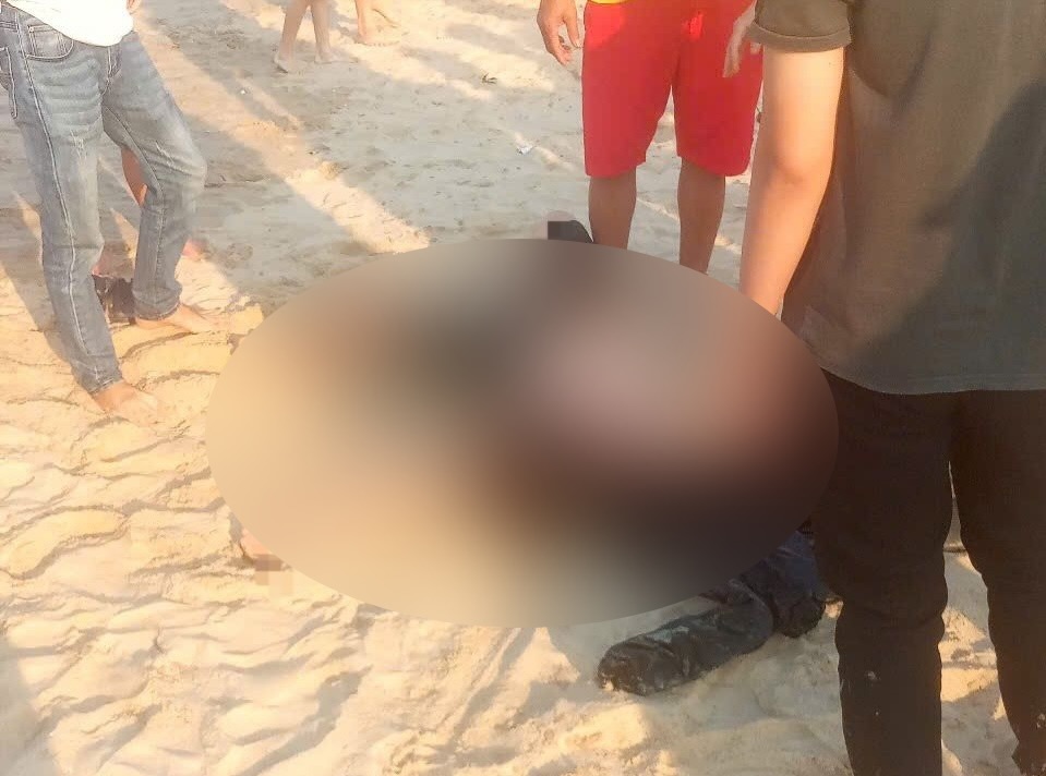 The drowning young man was saved by the authorities. Photo: Phi Hai