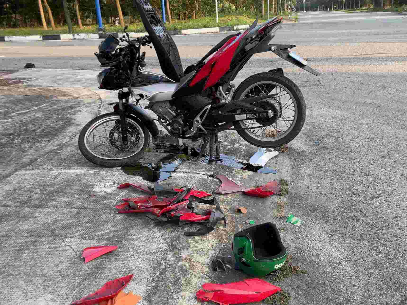 The motorbike crashed into a car, killing the motorbike taxi driver. Photo: Dinh Trong