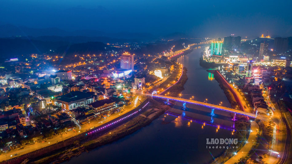Thanh pho Lao Cai nhu khoac tam ao choang mang sac mau lung linh, huyen ao ve dem.
