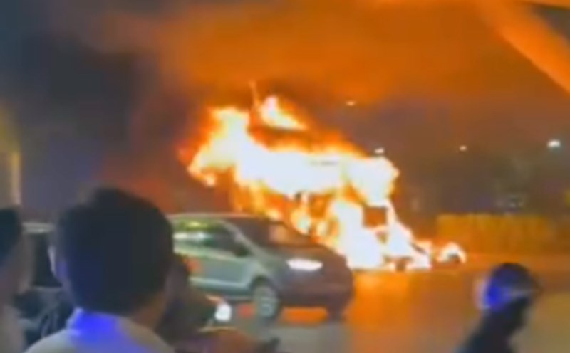 The container truck caught fire fiercely. Screenshot