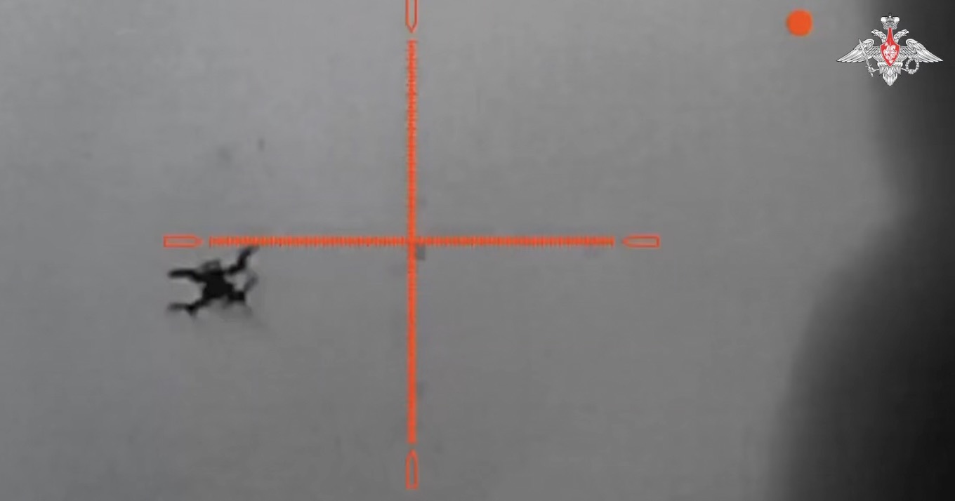 Un avion ruso derribo el UAV Baba Yaga de Ucrania. Cortado de un video del Ministerio de Defensa ruso