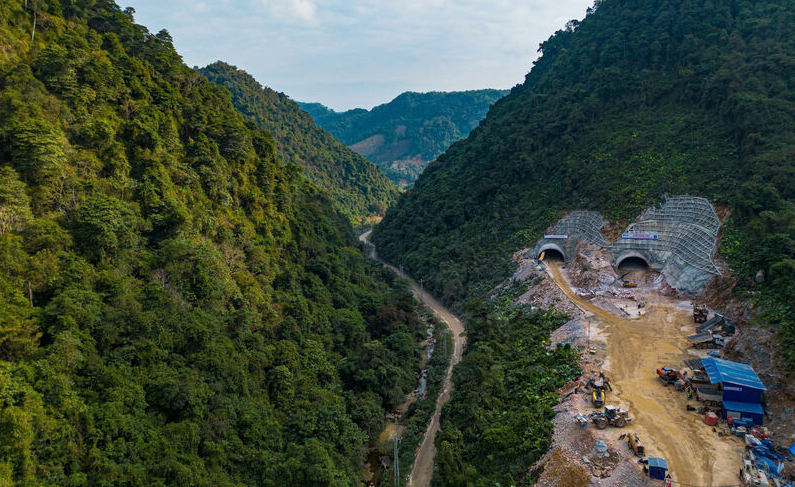 La autopista Dong Dang-Tao Linh esta en movimiento. Imagen de la ciudad de Hong Kong
