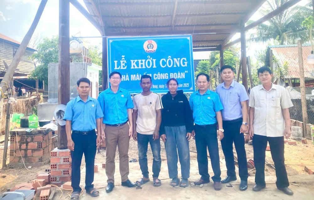 El sindicato del distrito apoyo la construccion de la "Casa de la Union" para la hermana Siu HNhan. Imagen: Las gemas