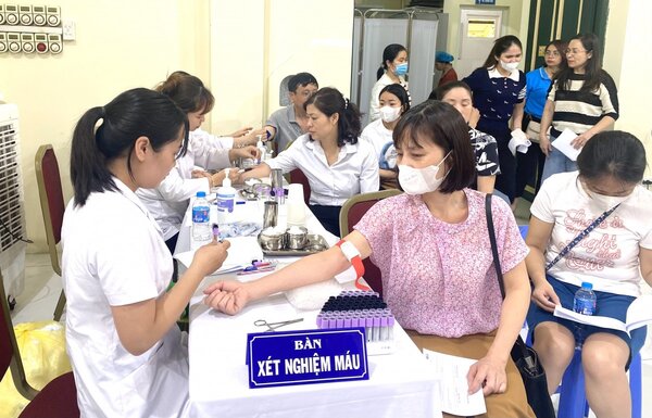 The health examination for union members, workers and civil servants was organized by the Dong Da District Labor Federation in coordination with Dong Da General Hospital. Photo: Trade Union