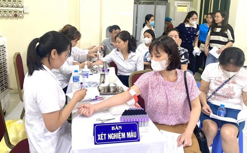 The health examination for union members, workers and civil servants was organized by the Dong Da District Labor Federation in coordination with Dong Da General Hospital. Photo: Trade Union