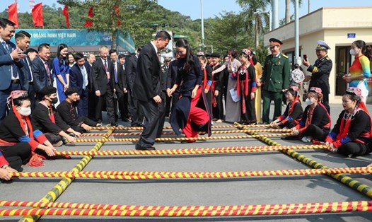 Ngày 28.11.2023, trong khuôn khổ Chương trình Giao lưu hữu nghị giữa Ủy ban Trung ương Mặt trận Tổ quốc Việt Nam với Chính hiệp toàn quốc Trung Quốc và MTTQ - Chính hiệp các tỉnh/khu tự trị biên giới hai nước lần thứ hai, các đại biểu hai nước đã tham dự các hoạt động sôi nổi trong ngày hội Đại đoàn kết toàn dân tộc của thành phố Hạ Long, tỉnh Quảng Ninh. Ảnh: Quang Vinh