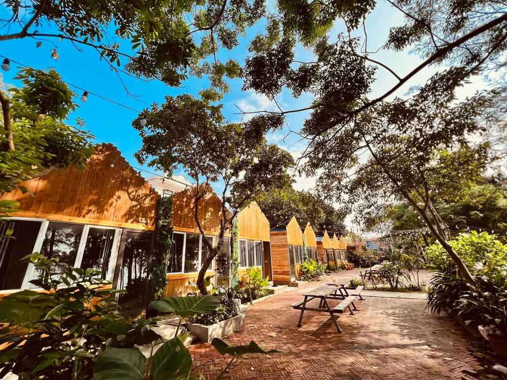 Hien tai, tren dao da co mot vai homestay voi day du tien nghi de du khach nghi lai qua dem nhu The D Home, Happy Home, Cai Chien Camping Outdoor... Ben canh do cung co nhieu quan ca phe duoc dau tu trang tri de thu hut khach du lich nhu Ghenh Dun Coffee. Anh: NVCC