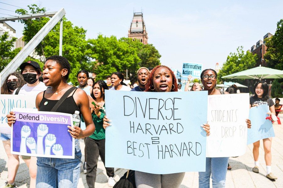 Los manifestantes marchan en el campus de la Universidad de Harvard, opuesto a la sentencia de la politica de prioridad, el 1 de julio de 2023. Foto: Xinhua